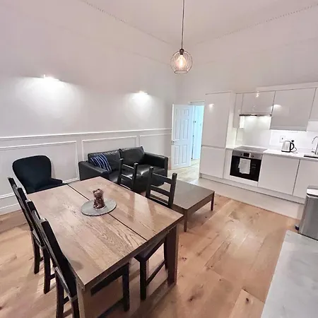 2 Bed In Centre Apartment *
